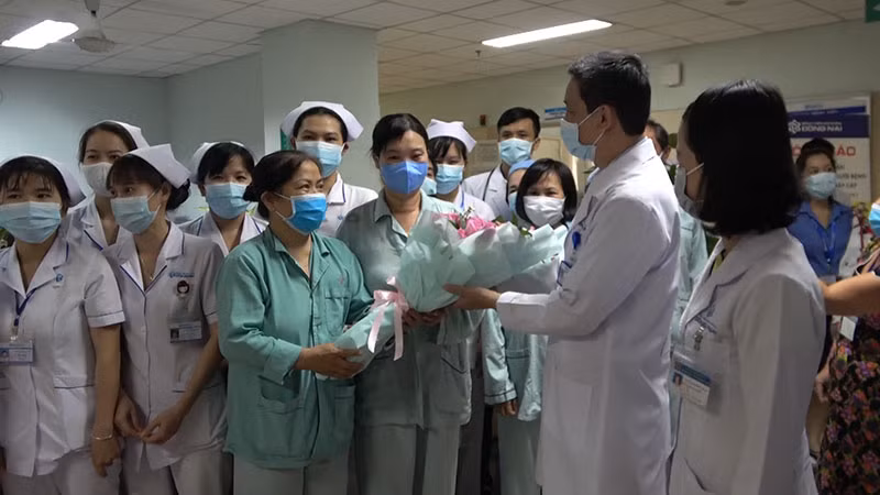 Lãnh đạo Bệnh viện đa khoa Đồng Nai tặng hoa cho bệnh nhân Khoa Ung bướu sau khi dỡ bỏ cách ly.