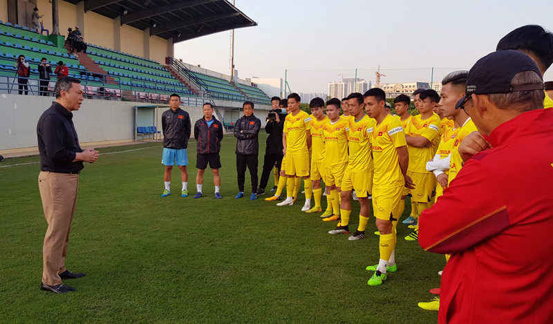 Phó chủ tịch thường trực LĐBĐVN Trần Quốc Tuấn động viên toàn đội trước buổi tập. Đợt hội quân đầu tiên: HLV Park Hang Seo đặt ra 4 mục tiêu cho ĐTQG -0