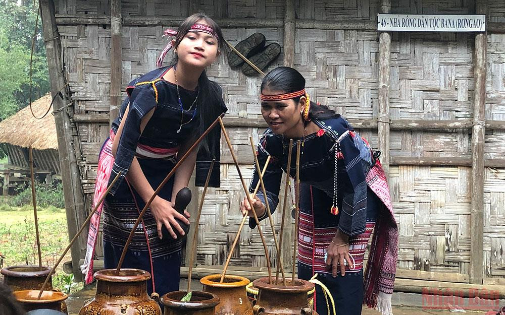 Giới thiệu rượu cần Tây Nguyên tại Làng người Ba Na. Hoạt động tháng 3 “Màu xanh tôi yêu” tại Làng Văn hóa Du lịch các dân tộc Việt Nam -0