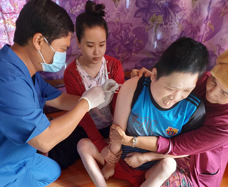 Tiêm ngừa Covid-19 cho người dân khóm 2, thị trấn Mỹ An, huyện Tháp Mười. Tháp Mười: Ngày đêm “phủ” vaccine Covid-19 cho dân -0