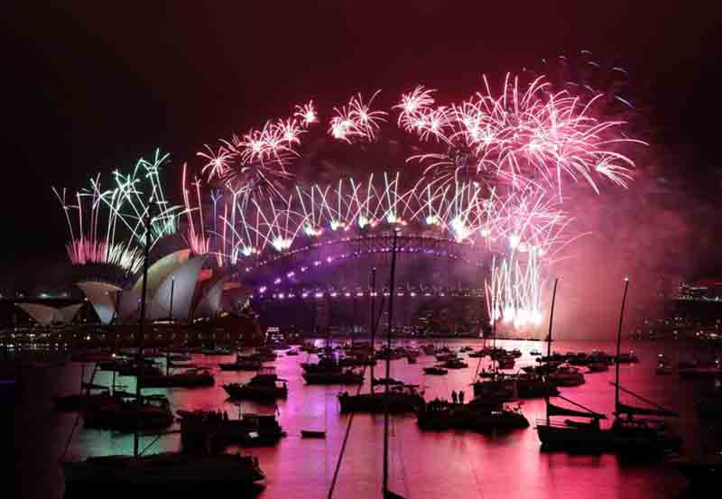 Những chùm pháo hoa rực rỡ thắp sáng nhà hát Opera Sydney. (Ảnh: Reuters) Nhiều thành phố lớn hủy sự kiện đón năm mới 2022 -0