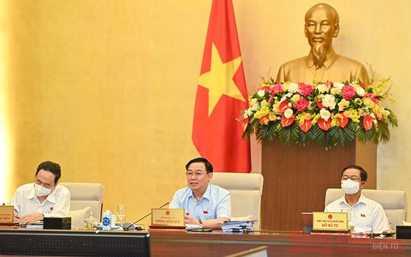 Chủ tịch Quốc hội Vương Đình Huệ phát biểu tại phiên họp. Ảnh: Duy Linh
