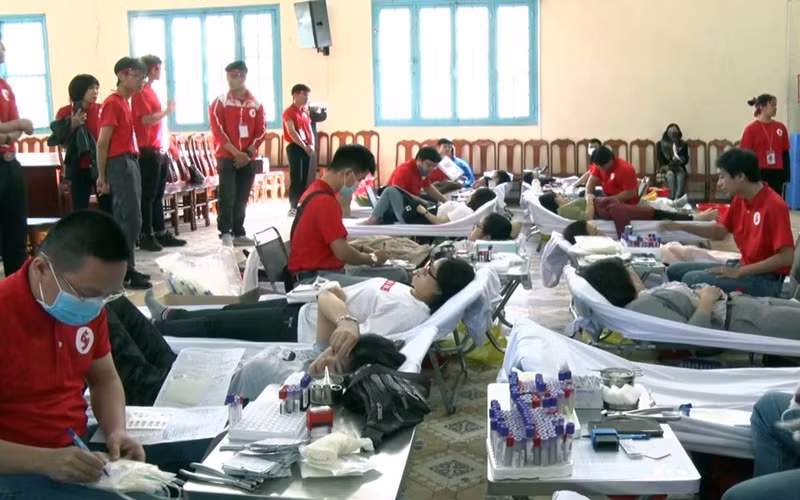 Đông đảo nhân dân TP Đà Lạt tham gia hiến máu tình nguyện.