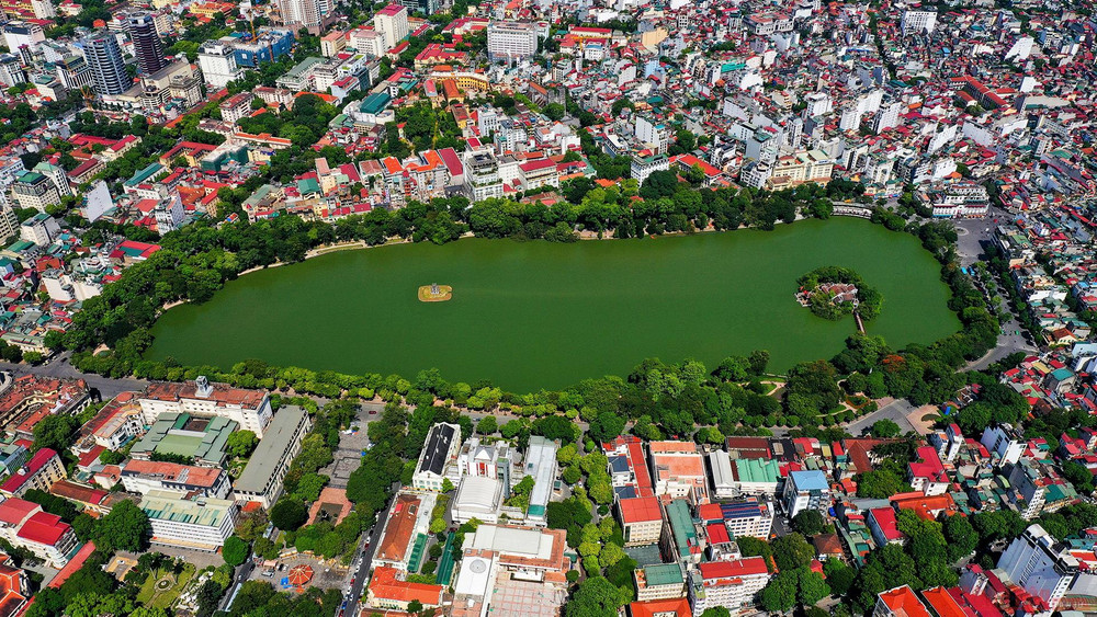 Hồ Hoàn Kiếm.