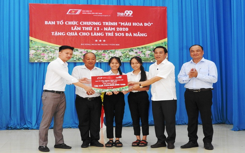 Đại diện lãnh đạo Báo điện tử Đảng Cộng sản Việt Nam và nhà tài trợ trao quà tại Làng SOS Đà Nẵng.