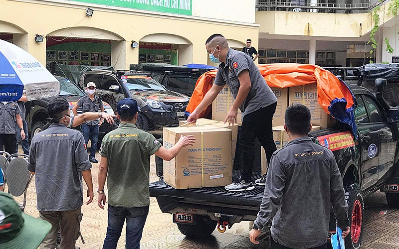 Thành viên CLB Xe bán tải địa hình Việt Nam chuẩn bị trang thiết bị y tế, nhu yếu phẩm gửi vận chuyển vào hỗ trợ TP Đà Nẵng. raquan1-1596443888827.jpg