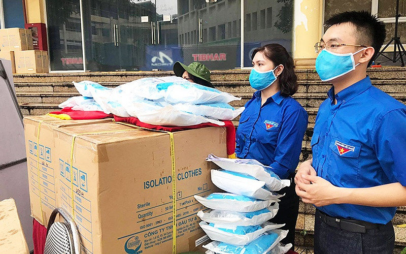 Đoàn viên, thanh niên Thủ đô có mặt tại buổi lễ để hỗ trợ gửi trang thiết bị hỗ trợ chống dịch. raquan2-1596443889310.jpg