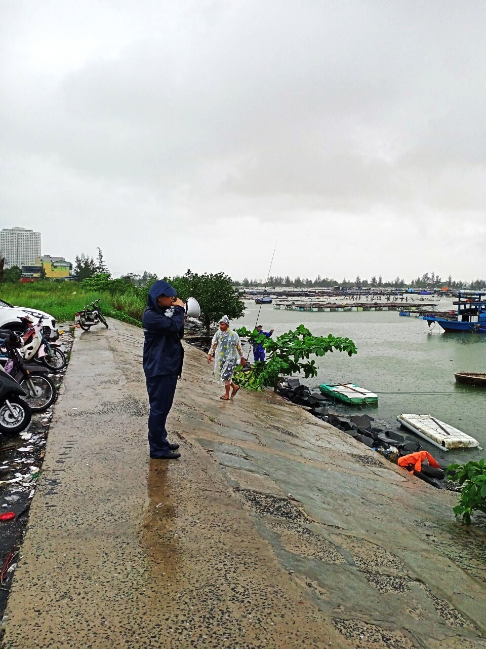 Phường Nại Hiên Đông, quận Sơn Trà kêu gọi người dân neo các lồng bè nuôi cá tại vịnh Mân Quang. Đà Nẵng vẫn đang nỗ lực tìm kiếm các ngư dân mất tích -0