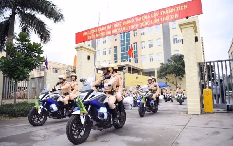 Lực lượng CSGT tổ chức lễ ra quân sáng 15-12. 