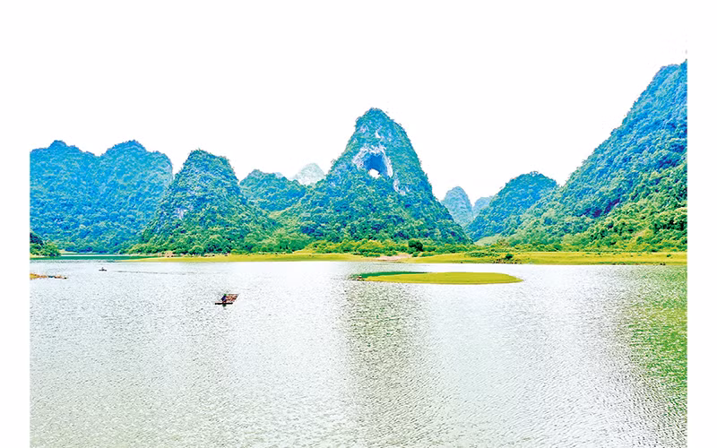 Độc đáo núi Mắt Thần