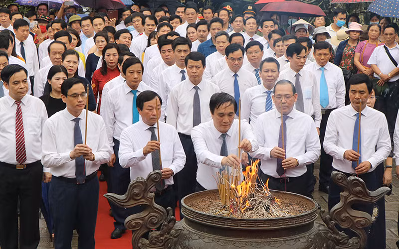 Lãnh đạo tỉnh Phú Thọ dâng hương tưởng nhớ công lao của Đức Quốc Tổ Lạc Long Quân và Tổ Mẫu Âu Cơ.