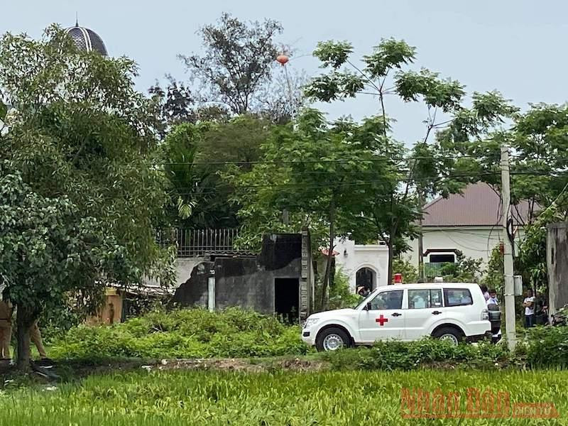 Các lực lượng chức năng phong tỏa nhà đối tượng. no_sung_nghe_an_4-1619775050079.jpg