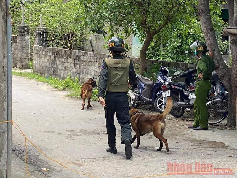 Lực lượng chức năng huy động cả chó nghiệp vụ vào cuộc. Nghệ An: Nổ súng làm hai người tử vong -0
