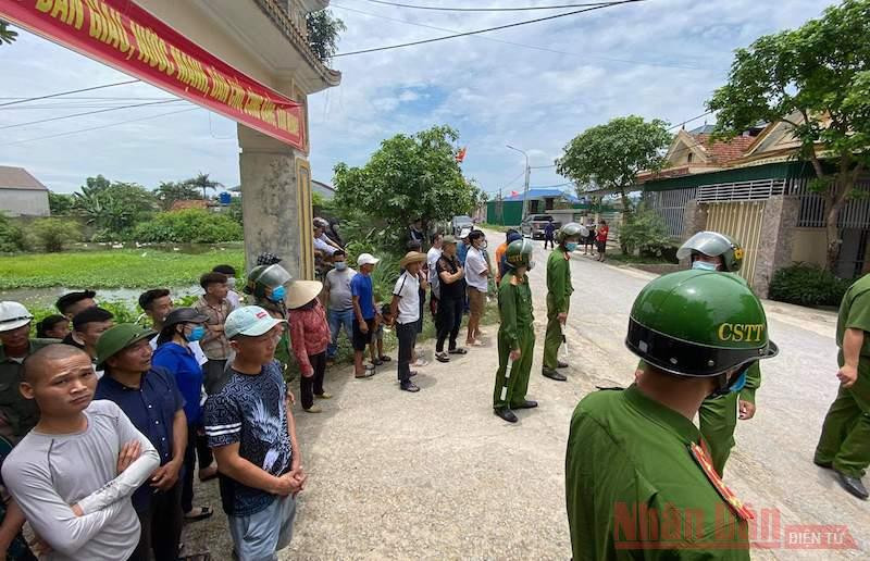 Các lực lượng cảnh sát phong tỏa các ngả đường vào hiện trường, bao đảm an toàn khu vực chung quanh.