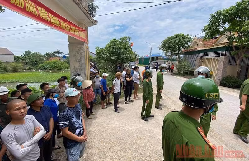 Các lực lượng cảnh sát phong tỏa các ngả đường vào hiện trường, bao đảm an toàn khu vực chung quanh.
