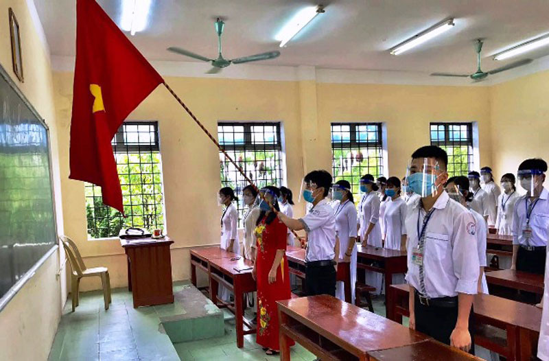 Cô và trò Trường THPT Quảng Xương 1 khai giảng năm học mới tại lớp học. Học sinh Thanh Hóa khai giảng năm học mới tại lớp và trực tuyến -0