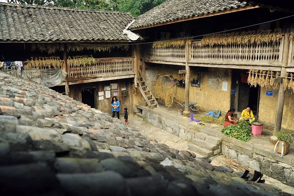 Đây là nhà một gia đình "tứ đại đồng đường" cùng sinh sống, chủ nhân là ông Mua Súa Páo. Toàn bộ ngôi nhà gồm ba dãy hình chữ U, tất cả đều là kiến trúc trình tường bằng đất. Dãy chính nằm trong cùng 