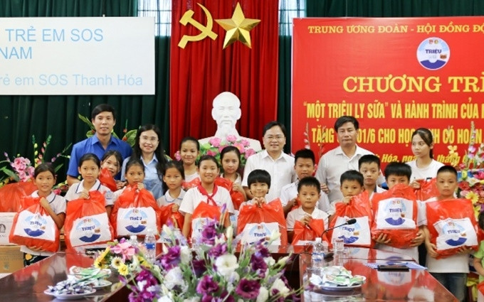 Các đại biểu tặng quà cho trẻ em Làng trẻ em SOS.