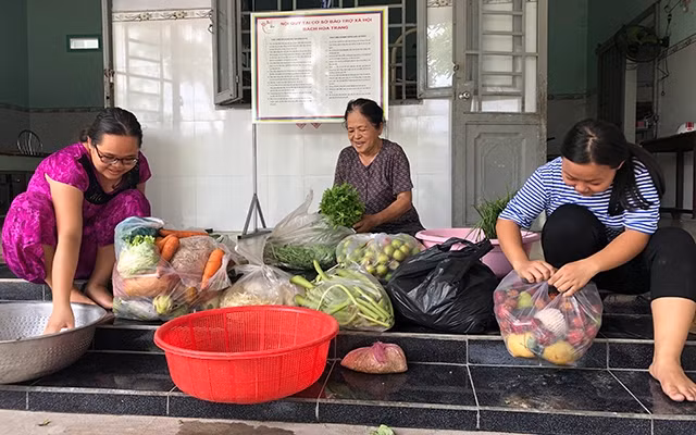 Bà Nguyễn Thị Bảnh (ngồi giữa) cùng các cháu“nội, ngoại”.