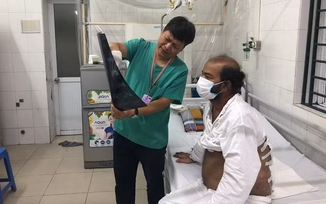 Bệnh nhân được điều trị hậu bối tại Bệnh viện Hữu nghị Việt Đức.