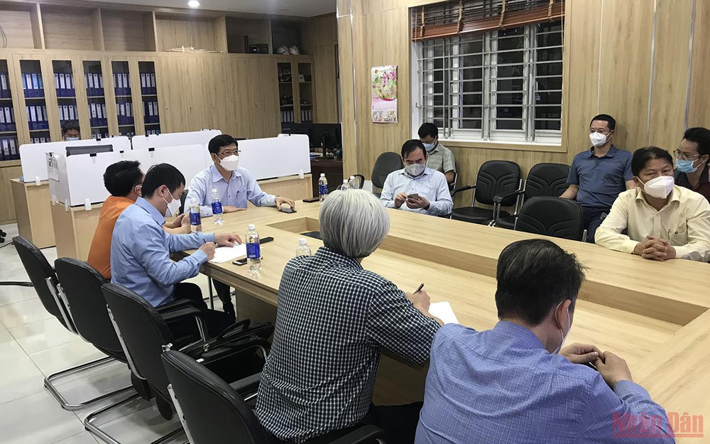 Thứ trưởng Giao thông vận tải Nguyễn Xuân Sang chỉ đạo tại Sở chỉ huy phía trước tại Vũng Tàu. Vụ tàu VANDON ACE: Tìm thấy 2 thi thể, điều động máy bay cứu nạn thuyền viên mất tích -0