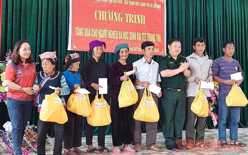 Đại diện đoàn công tác tặng quà các gia đình đồng bào Hà Nhì, xã Sín Thầu tích cực tham gia bảo vệ đường biên cột mốc.