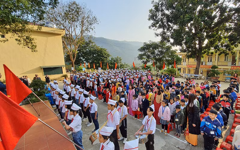 Giờ chào cờ của học sinh Trường tiểu học và THCS Mường Lát (huyện Mường Lát, Thanh Hóa).