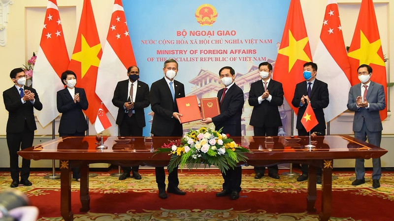 Hai Bộ trưởng Ngoại giao đã ký Thỏa thuận hợp tác về đào tạo cho cán bộ cao cấp của Đảng Cộng sản Việt Nam. (Ảnh: Bộ Ngoại giao) Singapore sẵn sàng hợp tác với Việt Nam trong tiếp cận nguồn vaccine -0