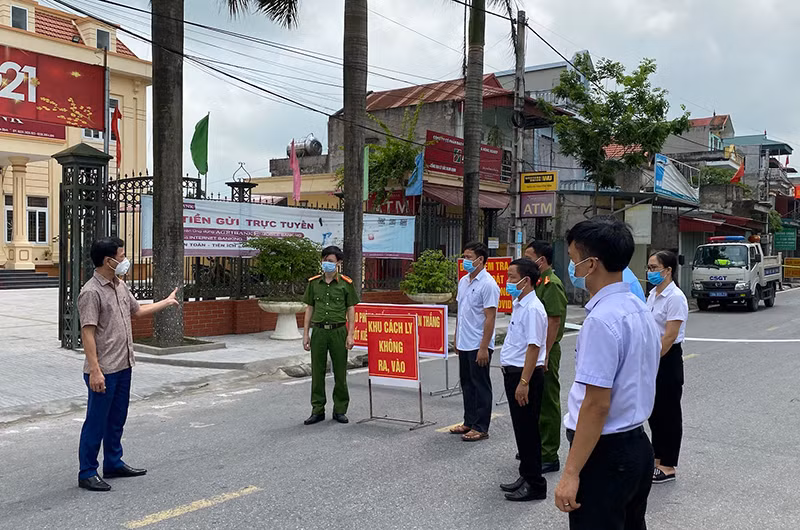 Đồng chí Nguyễn Tuấn Song, Chủ tịch UBND huyện Ý Yên chỉ đạo chống dịch tại chốt kiểm soát xã Yên Thắng, nơi giáp ranh với xã Yên Cường.