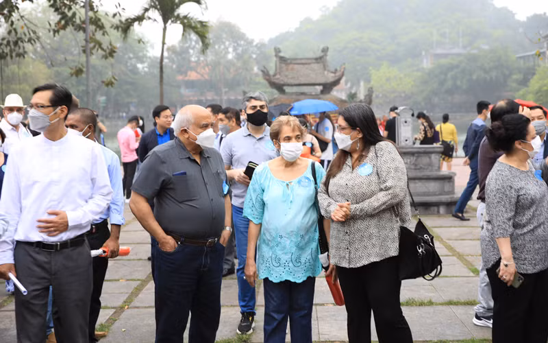Các đại biểu trải nghiệm những nét độc đáo của văn hoá xứ Đoài.