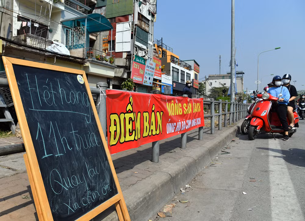 Ngày 21-2, nhiều người dân đã có mặt tại trên đường Giải Phóng để chờ mua nông sản từ vùng dịch Hải Dương chuyển lên.