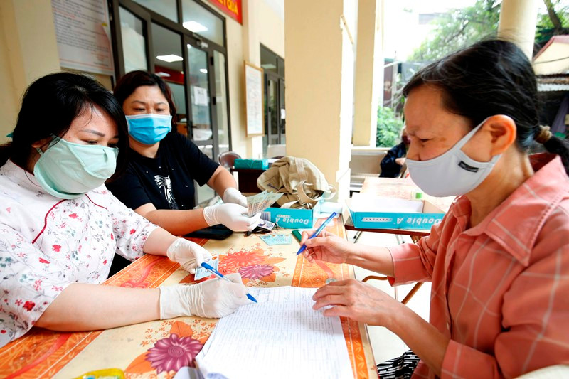 Hỗ trợ người dân có hoàn cảnh khó khăn do ảnh hưởng của dịch Covid-19 tại phường Láng Thượng, quận Đống Đa. Ảnh: Duy Linh 10 sự kiện tiêu biểu của Thủ đô Hà Nội năm 2020 -0