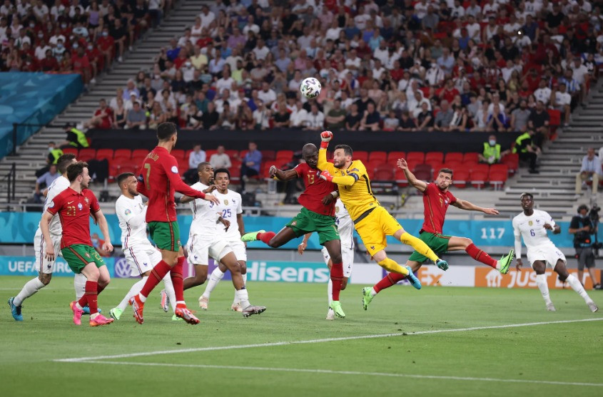 Ở trận đấu cùng giờ, thủ thành Hugo Lloris phạm lỗi với Danilo trong vòng cấm Pháp trong nỗ lực đấm bóng. Trọng tài cho Bồ Đào Nha hưởng quả phạt penalty ở phút 27. Cận cảnh những diến biến kịch tính lượt trận cuối bảng F Euro 2020 -0