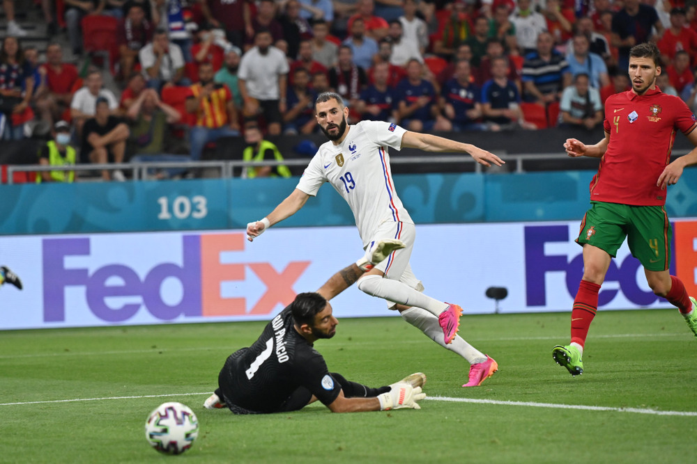 Karim Benzema dứt điểm chính xác khi đối mặt thủ thành Patricio. Pháp 2 - 2 Bồ Đào Nha: Kịch tích cuộc chạm trán những nhà vô địch -0