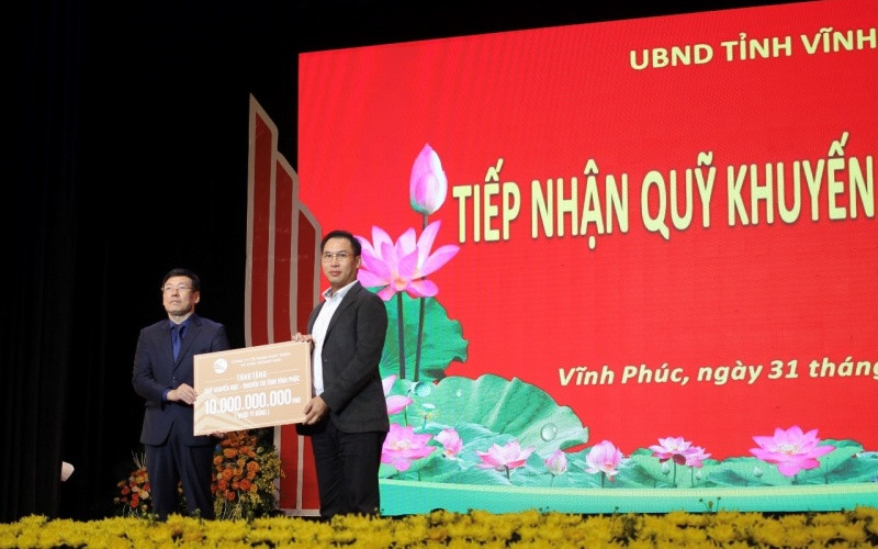 HDTC trao tặng 10 tỷ đồng cho Quỹ Khuyến học - Khuyến tài tỉnh Vĩnh Phúc