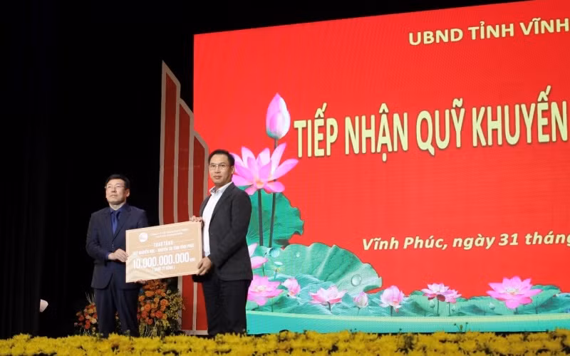 HDTC trao tặng 10 tỷ đồng cho Quỹ Khuyến học - Khuyến tài tỉnh Vĩnh Phúc