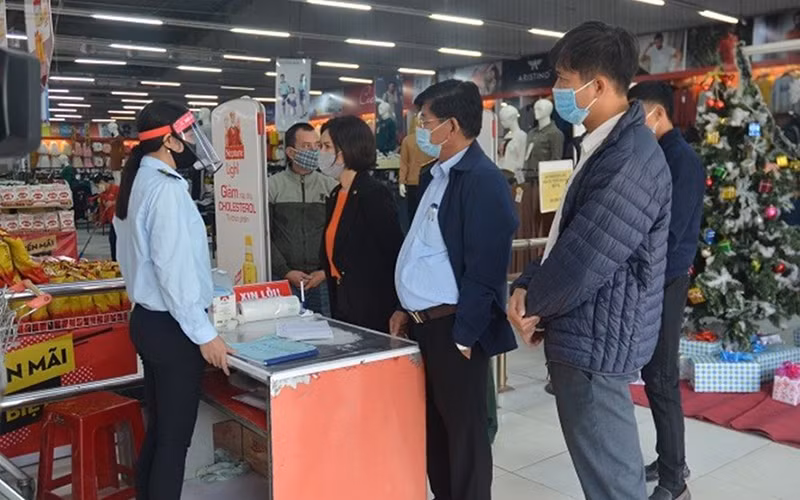 Lực lượng chức năng TP Hà Nội kiểm tra công tác phòng, chống dịch bệnh tại siêu thị.