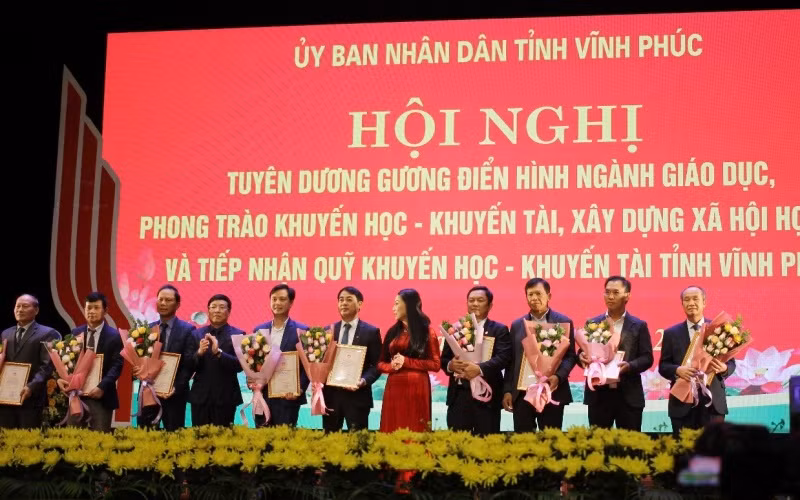 HDTC trao tặng 10 tỷ đồng cho Quỹ Khuyến học - Khuyến tài tỉnh Vĩnh Phúc -0