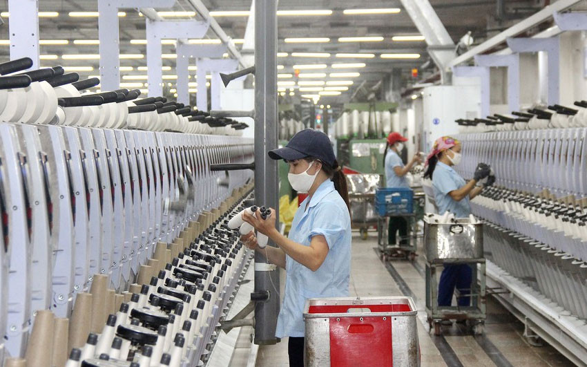 Công nhân Công ty CP Dệt may Hoàng Thị Loan vận hành dây chuyền sản xuất. (Ảnh: MAI HOA) Thách thức đối với doanh nghiệp dệt may Nghệ An -0