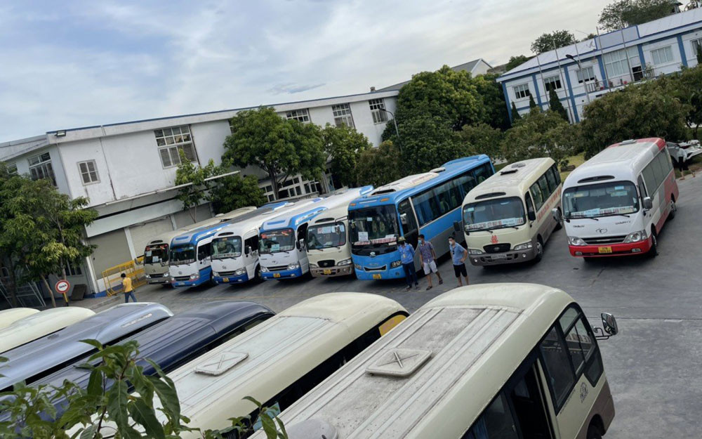 Công ty May Minh Anh Nghệ An phải thuê 100 lượt xe ô-tô chuyên chở công nhân đi làm trong mùa đại dịch. Thách thức đối với doanh nghiệp dệt may Nghệ An -0