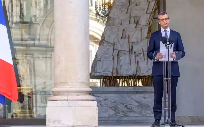 Ông Alexis Kohler, Tổng Thư ký của Điện Elysée công bố nội các mới của Pháp, tại Phủ Tổng thống, Paris ngày 6-7 (Ảnh: Le Monde).