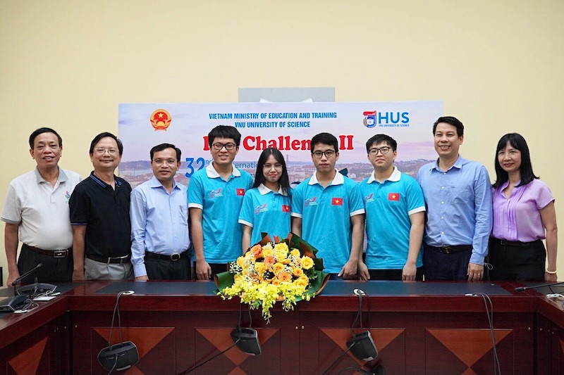 Bốn thành viên đội tuyển quốc gia Việt Nam tham dự IBO 2021 cùng các thầy cô