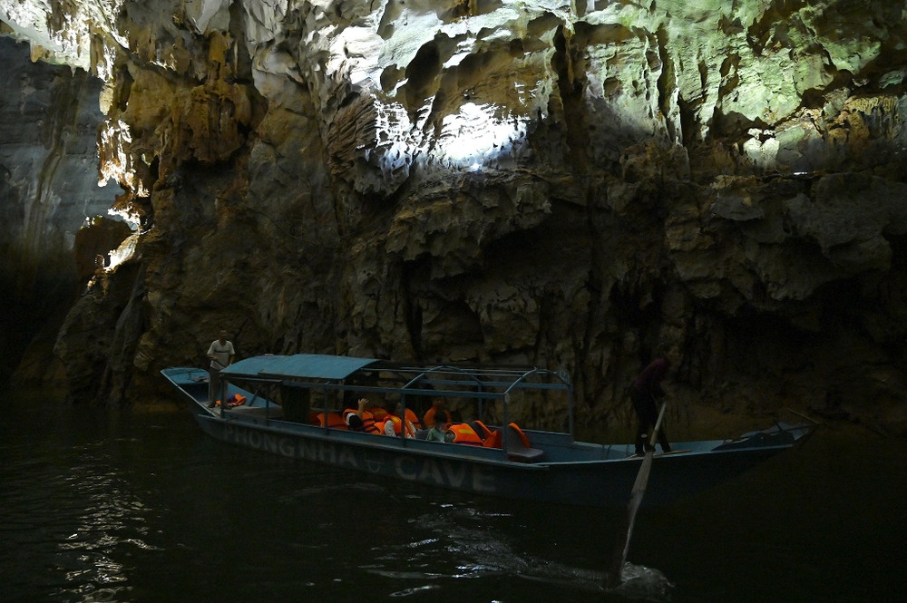 Động Phong Nha dài 7.729m. Cửa động rộng 20-25m, cao khoảng 10m. Thuyền tắt máy, người chèo thuyền dùng sào đưa thuyền lặng lẽ tiến vào trong lòng động Phong Nha. Khám phá “Thiên Nam đệ nhất động” -0