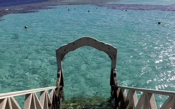 Khách du lịch lặn biển gần bãi biển thuộc khu nghỉ mát Sahl Hasheesh trên Biển Đỏ, Hurghada, Ai Cập, ngày 8/1/2020. (Ảnh: REUTERS)