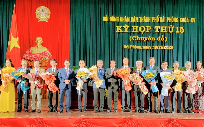 Tặng hoa các đại biểu trúng cử và đại biểu được miễn nhiệm.