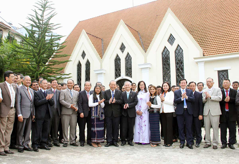 Phó Thủ tướng Thường trực Trương Hòa Bình chụp ảnh lưu niệm tại Hội thánh Tin lành Việt Nam (miền nam) - Chi hội Đà Lạt. Đồng chí Trương Hòa Bình thăm và chúc mừng Giáng sinh tại Lâm Đồng -0