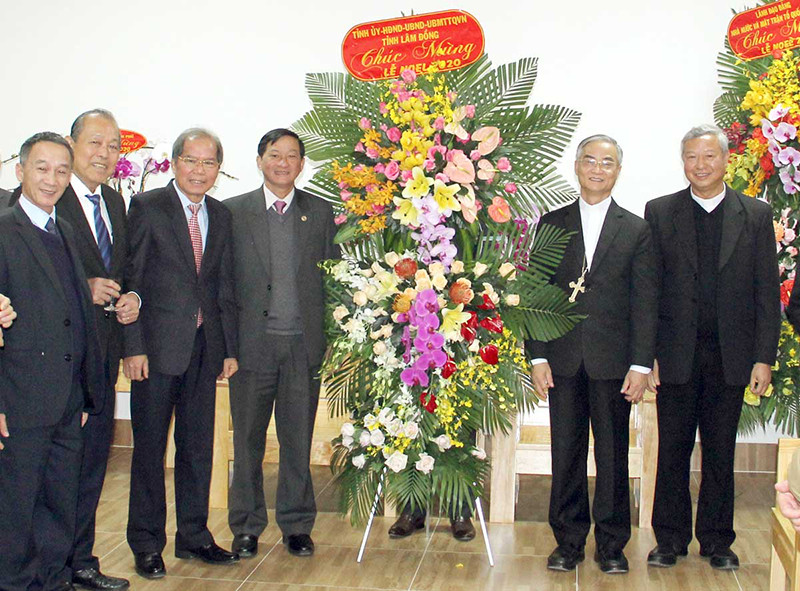 Lãnh đạo tỉnh Lâm Đồng chúc bà con giáo dân đón mùa Giáng sinh an lành, hạnh phúc. Đồng chí Trương Hòa Bình thăm và chúc mừng Giáng sinh tại Lâm Đồng -0