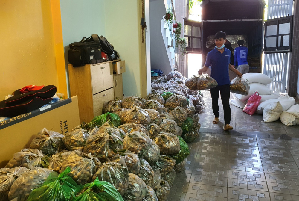 Vận chuyển nhãn xuồng cơm vàng của nông dân huyện Xuyên Mộc (Bà Rịa - Vũng Tàu) đến các điểm phát quà. Đưa nông sản địa phương đến với lao động nghèo -0