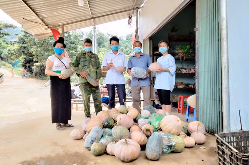 Bà con dân tộc Thái, bản Mánh Đanh, xã Ẳng Cang (huyện Mường Ảng) ủng hộ đồng bào vùng dịch.