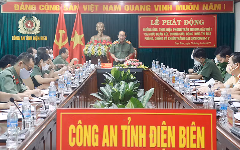 Đại tá Tráng A Tủa, Giám đốc Công an tỉnh Điện Biên phát động phong trào thi đua phòng, chống dịch Covid-19 trong toàn lực lượng.